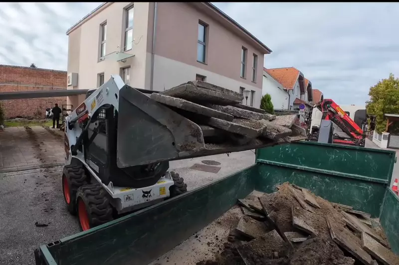 Im Gegensatz zum Dumper kann der Kompaktlader mit 2,8 Metern Hubhöhe den Lkw direkt beladen.
