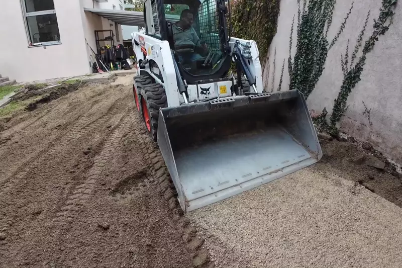 Mit der Schwimmfunktion der Schaufel gelingen auch feinfühlige Arbeiten wie das Abziehen der Tragschicht schnell und zuverlässig.
