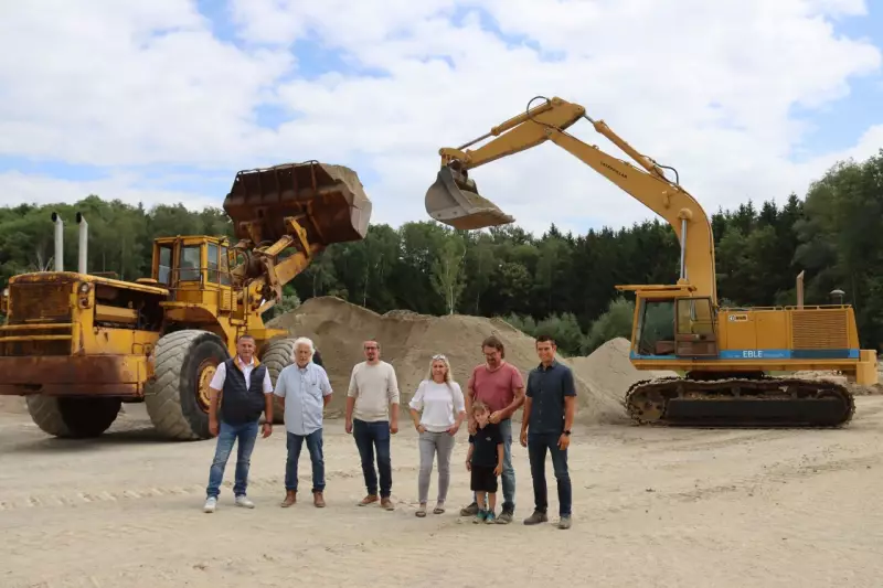 Drei Familiengenerationen vereint: Werner Eble (Zweiter von links) mit seiner Tochter Sonja Kast (Dritte von rechts) sowie seinen Söhnen Florian (Dritter von links) und Peter Eble (Zweiter von rechts) sowie seinem Enkel (vorne). Reiner Schmid (links), Zeppelin Gebietsverkaufsleiter, und Torsten Rollnik (rechts), Zeppelin Serviceberater, betreuen das Unternehmen bei Fragen rund um Baumaschinen. Foto: Zeppelin