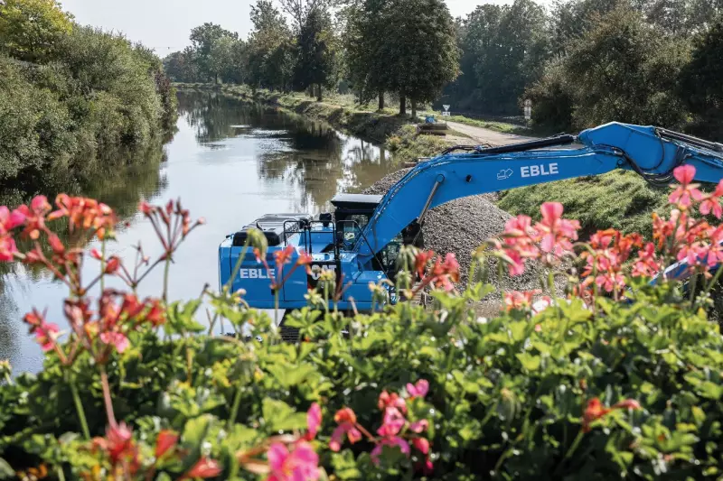 Aktuell wird im Kiesabbau mit einem Cat Kettenbagger 330F gearbeitet. Foto: Eble