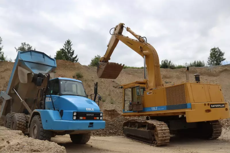 Aktive Arbeitsgeräte wie ein Cat Dumper 730 haben eine blaue Lackierung in der Hausfarbe, während die Oldies nach der Überholung das ursprüngliche Cat Gelb erhalten. Foto: Zeppelin