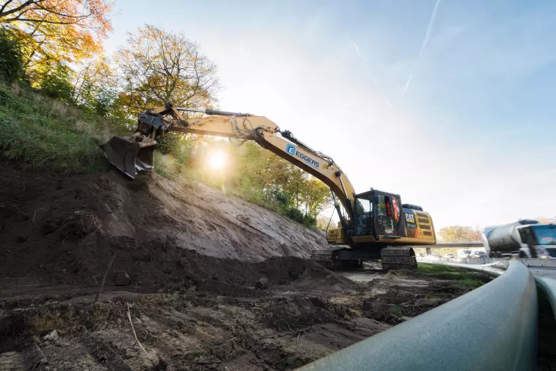 Die A7 wird auf zehn bis zwölf Fahrstreifen erweitert, wobei die bisherigen Böschungen für die Verbreiterungen genutzt werden. Foto: Sebastian Engels