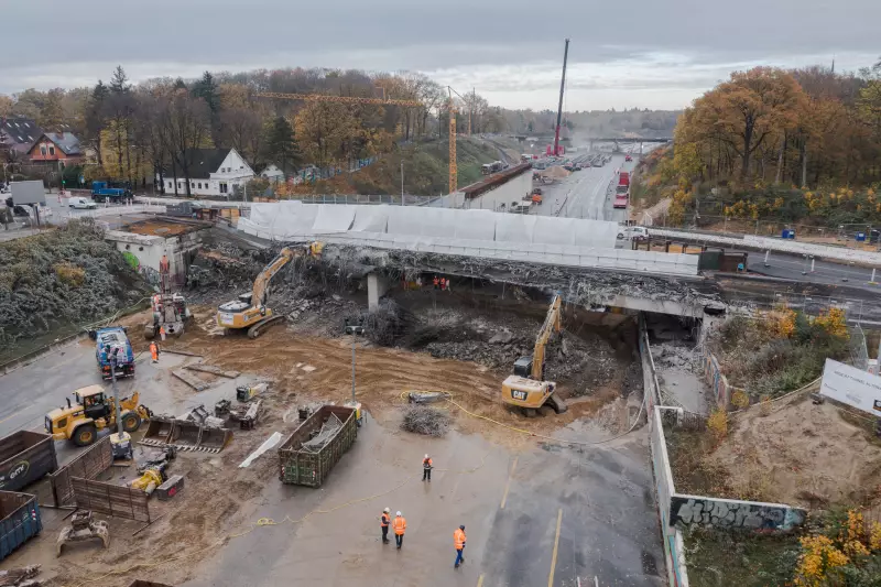 Eggers Umwelttechnik und Eggers Tiefbau führen in einer Arbeitsgemeinschaft als Nachunternehmer auch die Abbrucharbeiten vorhandener querender Brückenbauwerke aus. Foto: Sebastian Engels