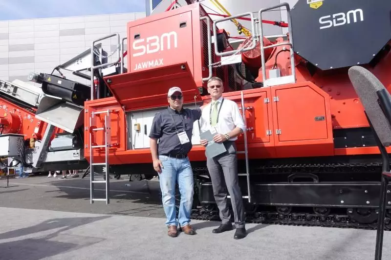 Helmut Haider, Verkaufsleitung und Erwin Schneller, Geschäftsführer von SBM Mineral Processing zeigten eine Maschine direkt an einem der Haupteingänge und konnten dadurch viele Interessenten gewinnen.