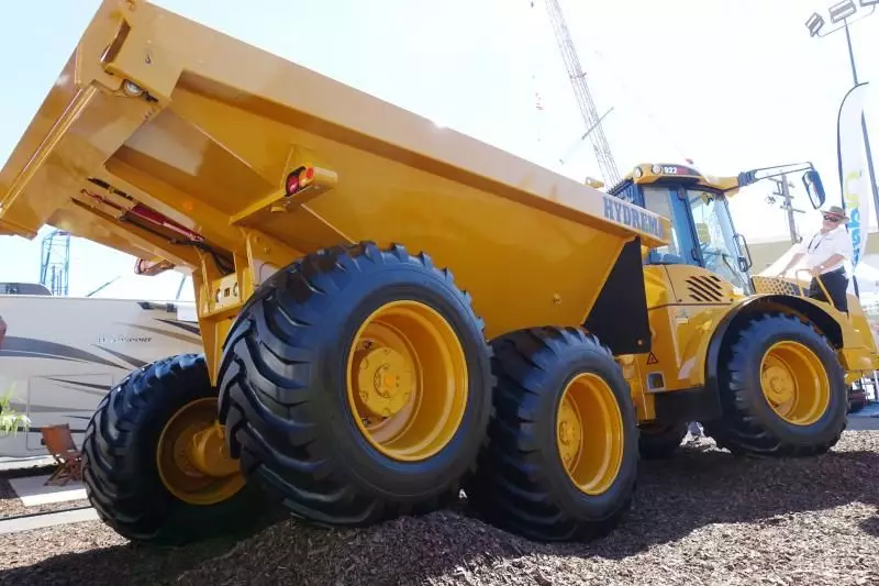 Der Zweiwegebagger MX20 Rail und der knickgelenkte Dumper 912E standen im Fokus des Herstellers Hydrema.