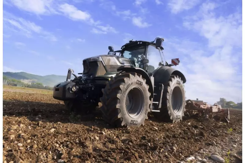 E-READY feierte sein Debüt auf der SIMA, wo wir es zum ersten Mal auf dem Reifen AGRIMAXFACTOR, (der neuen für Traktoren ausgelegten 70er-Serie von BKT) sahen, wobei es künftig auf alle Produkte dieser Kategorie ausgeweitet werden soll.