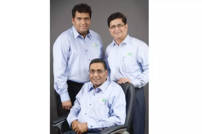Das Management von BKT: Arvind Poddar, Vorsitzender und Geschäftsführer BKT (sitzend), Rajiv Poddar, Mitglied der Geschäftsführung (l.), und Dilip Vaidya, Präsident und Direktor für Technologie bei BKT.