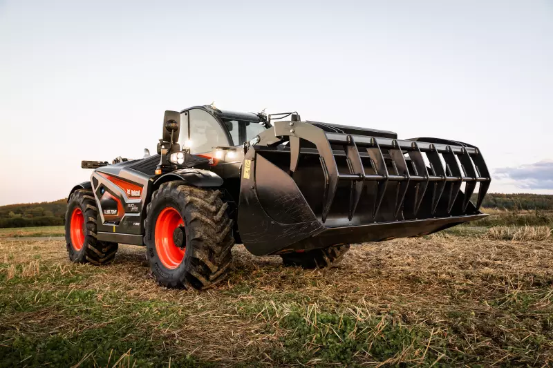 Schwarz, stark, exklusiv: Auf der Agritechnica 2025 präsentierte Bobcat die Black Limited Edition der TL38.70HF und TL43.80HF V-Drive Teleskoplader.