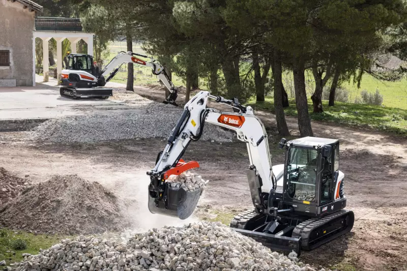 Der Bobcat E88 war Teil des Messeauftritts auf der bauma 2025 und steht für die Produkt- und Marktpräsenz des Herstellers. Vor diesem Hintergrund hatte Bobcat zuletzt Gespräche mit Wacker Neuson über eine mögliche Mehrheitsbeteiligung geführt, die inzwischen beendet sind.