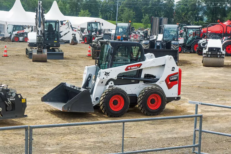 Der kürzlich eingeführte Kompaktlader S630 der M-Serie wurde für den europäischen Markt entwickelt. Dank seines D24-Motors mit Bosch-Kraftstoffeinspritzung ist er leistungsstark und dennoch emissionskonform. Quelle: Treffpunkt.Bau
