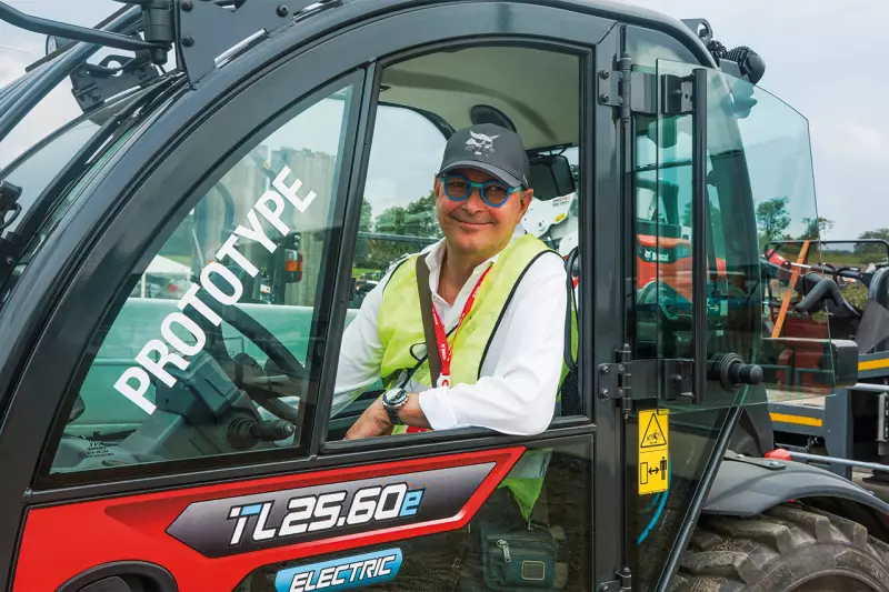 Stolz sitzt Serge Boyer, Produktmanager für Teleskoplader bei Bobcat EMEA, am Steuer des TL25.60e. Quelle: Treffpunkt.Bau