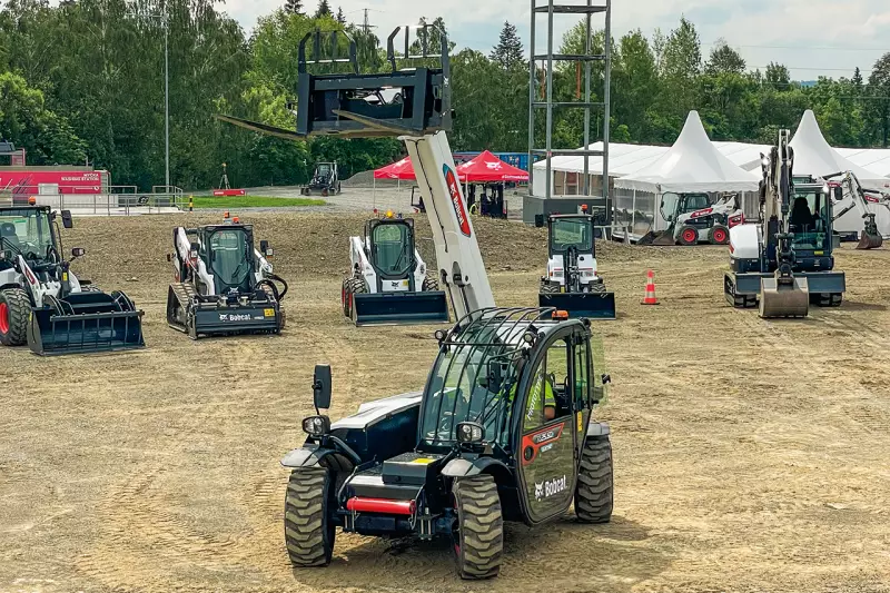Auf der Intermat 2024 wurde er erstmals vorgestellt, auf den Bobcat Demo Days konnten die Besucherinnen und Besucher ihn erstmals in Aktion erleben: den Konzeptlader Tl 25.60e. Quelle: Treffpunkt.Bau
