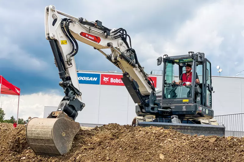 Tobias Kiehstaller ist mit der Maschinentechnik bestens vertraut und ließ es sich nicht nehmen, die Bobcat Maschinen selbst zu testen. Mit einer gewinnbringenden Kombination aus Stabilität, Leistung und Ergonomie ist der kompakte und transportable Minibagger E88 vielfältigen Herausforderungen gewachsen. Quelle: Bobcat
