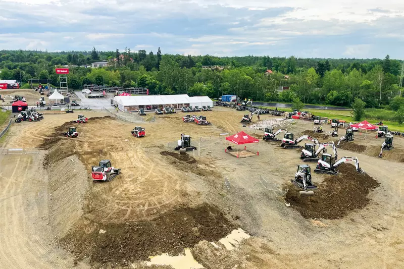 Der Campus in Dobříš, der neben der Produktionsstätte auch das regionale Hauptquartier und das Innovationszentrum beherbergt, bietet ideale Bedingungen, um die vielfältigen Fähigkeiten der Bobcat-Ausrüstung unter realen Arbeitsbedingungen zu demonstrieren. Quelle: Treffpunkt.Bau