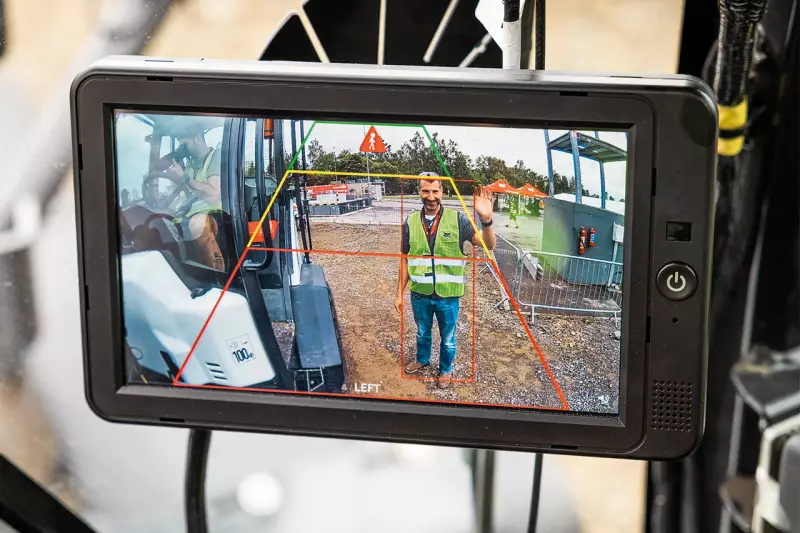 Die Software der Fußgängererkennungskamera ist dank ihrer KI-gestützten Verarbeitungsfunktionen in der Lage, zwischen Menschen und ihrer Umgebung zu unterscheiden. So werden unnötige Warnungen für den Fahrer vermieden. Quelle: Bobcat