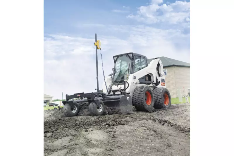 Bobcat-Planierkästen räumen und nivellieren unebene Flächen wie Wege, Einfahrten oder Gartenflächen.