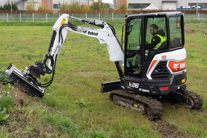 Der Brushcat-Rotationsmäher von Bobcat mit kraftvoller Schneid- und Mulchleistung eignet sich zum Einsatz in Gebieten mit Wildwuchs.