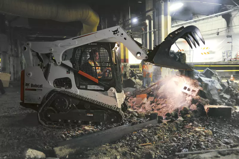 Die Bobcat-Greiferschaufel beseitig mühelos Schrott, Abfälle, Schnittgut und andere Materialien – zuverlässig und langlebig.