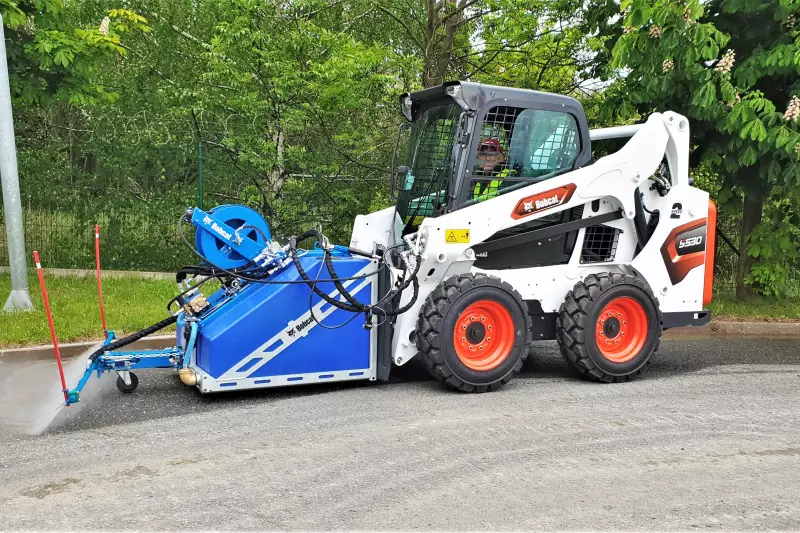 Bobcat-Hochdruckreiniger beseitigen mit Wasser unter hohem Druck Schmutz von Straßen und anderen Oberflächen.
