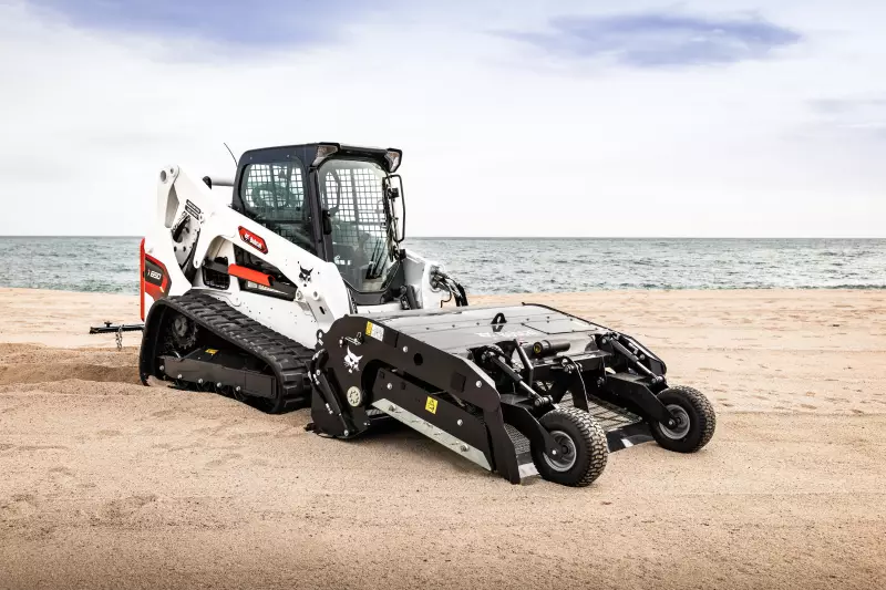 Der neue Kompakt-Raupenlader T650, Made in Europe, erfüllt die Stage-V-Abgasnorm ohne AdBlue und kommt serienmäßig mit Bob-Tach-Schnellwechselsystem für Anbaugeräte und Telematik (Machine IQ).
