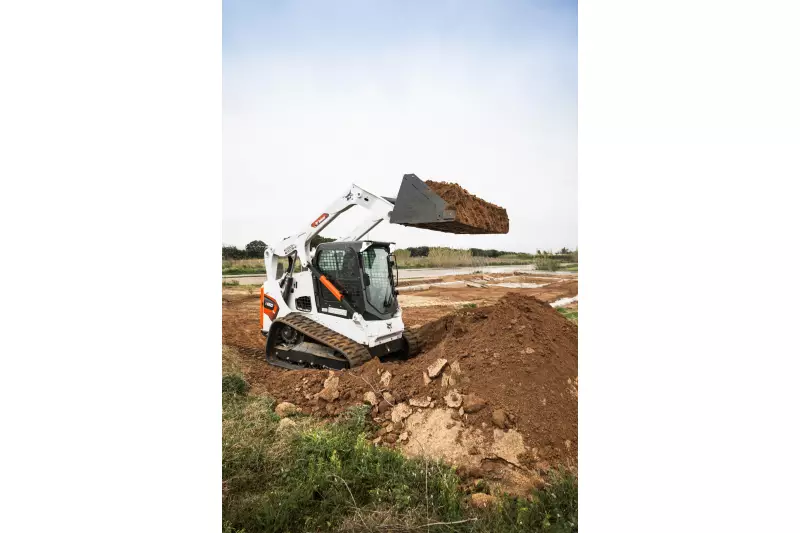 Die nach vorne versetzte Kabine und eine transparente Tür geben freie Sicht vom Inneren des Kompakt-Raupenlader T650 auf Anbaugerät und Arbeitsbereich. LED-Arbeitsscheinwerfer sind serienmäßig.
