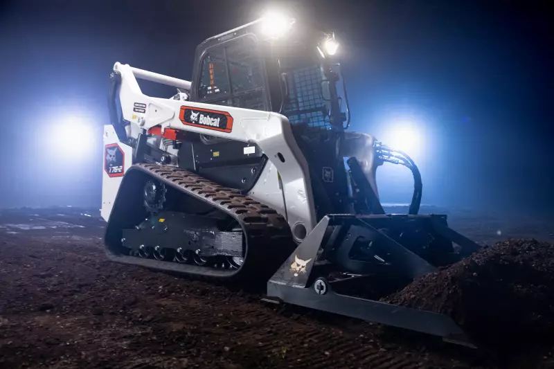 Die neuen Kompaktlader und Kompakt-Raupenlader der R-Serie sind technisch überarbeite für eine nutzerfreundlichere Bedienung und noch mehr Wendigkeit. Die neuen Modelle tragen zur Unterscheidung das Kürzel „-2