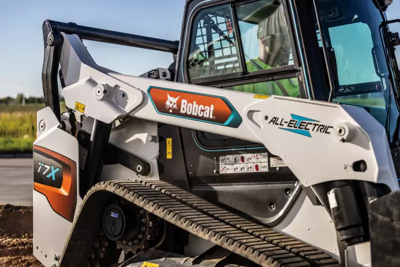 T7X als Konzeptstudie eines vollelektrischen Kompakt-Raupenladers. Elektrische Stellantriebe ersetzen die traditionelle Hydraulik des Hubsystems.