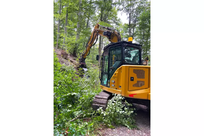 Schneiden, sägen, Schnittgut anhäufen, alles in einem Arbeitsgang und mit einem Gerät – CutWheel macht die Pflege von Lichtraumprofilen, Hecken und Böschungen schneller, bequemer und effizienter.