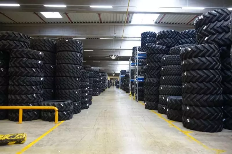 In der Halle befinden sich tausende Reifen in allen Größen und für jegliche Anforderungen.