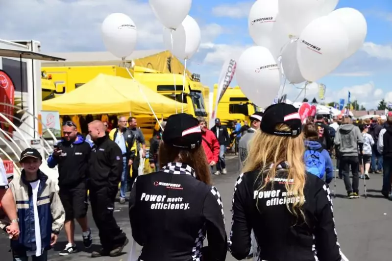 Ein Promotionteam verteilte Giveaways an Besucher und Kunden.