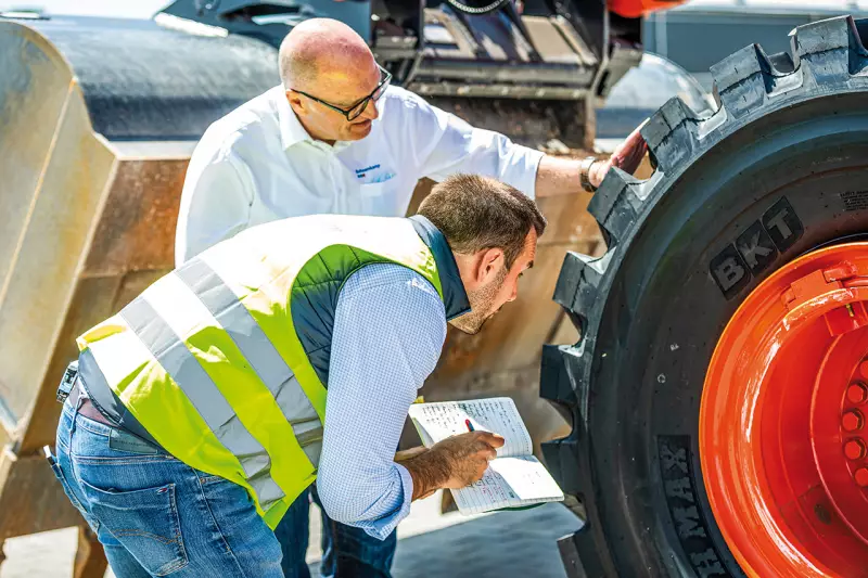 Bohnenkamp verbindet sein breites Sortiment an Reifen, Rädern und Komponenten mit einem umfassenden 360-Grad-Dienstleistungsangebot, das Beratung, Logistik und Montage umfasst. Ein spezialisiertes Off-Road-Team betreut Händler im EM-Bereich direkt vor Ort, unterstützt bei technischen Fragen und gewährleistet eine herstellerunabhängige, anwendungsbezogene Beratung. Quelle: Bohnenkamp