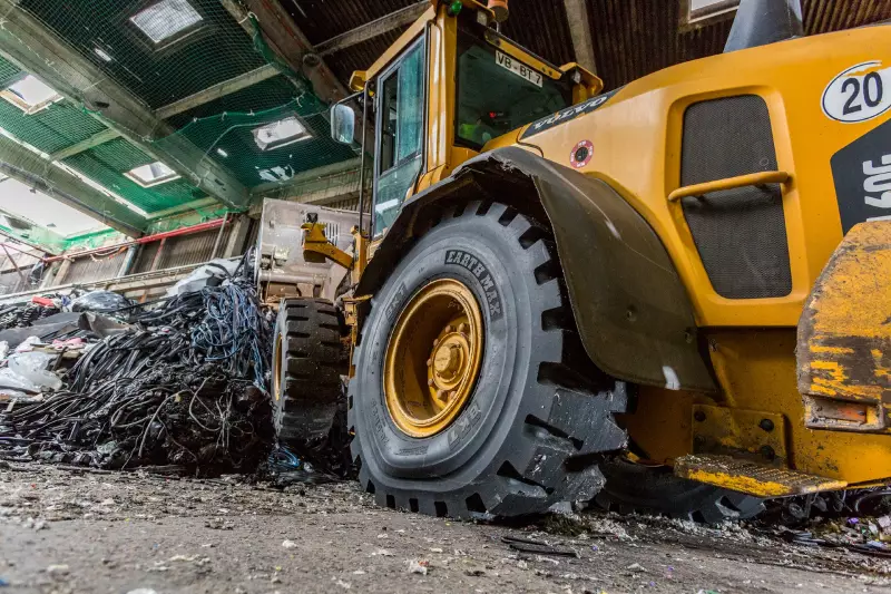 Im Recyclingeinsatz sind Reifen täglich wechselnden Untergründen, hohen Lasten und permanenten Rangierbewegungen ausgesetzt. Bohnenkamp bietet dafür EM-Radialreifen und Vollgummireifen in unterschiedlichen Ausführungen an. Quelle: Bohnenkamp