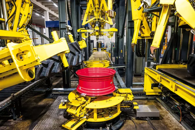 Ein Herzstück ist die vollautomatisierte Montagestraße für Räder von 20 bis 54 Zoll, die rund 400 Räder pro Schicht verarbeitet und höchste Materialschonung gewährleistet. Quelle: Bohnenkamp