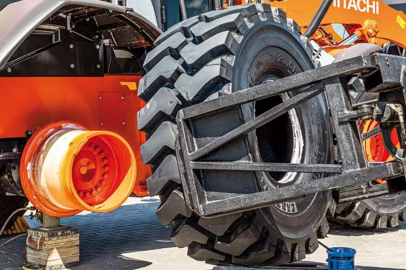 Durch den Ausbau der eigenen Montagekapazitäten mit automatisierten Anlagen und einer neuen Industriereifenpresse kann Bohnenkamp heute nahezu jedes Format von Reifen und Kompletträdern schnell und präzise montieren. Auf der Agritechnica informiert das Unternehmen in Halle 4 am Stand C22, über aktuelle Entwicklungen und Serviceleistungen für den professionellen Einsatz. Quelle: Bohnenkamp