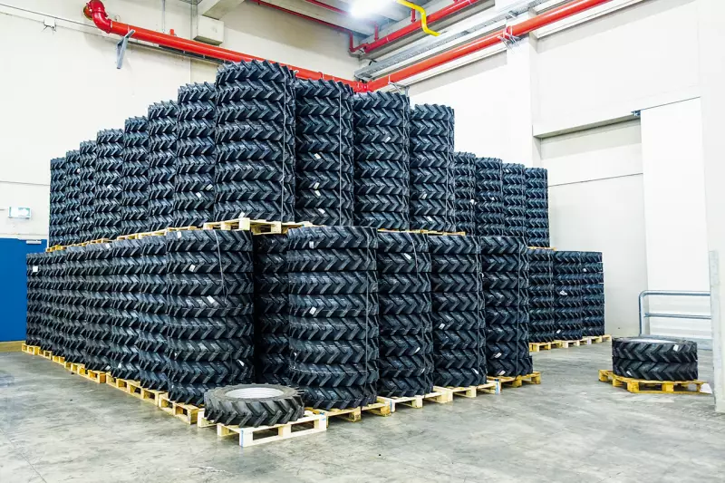 Über 1,3 Millionen Artikel lagert Bohnenkamp am Standort Osnabrück. Dazu zählen Reifen, Räder und Felgen für Industrie und Logistik. Die zentrale Lagerhaltung auf über 110.000 Quadratmetern ermöglicht eine hohe Verfügbarkeit und sichert kurze Lieferzeiten. Quelle: Treffpunkt.Bau