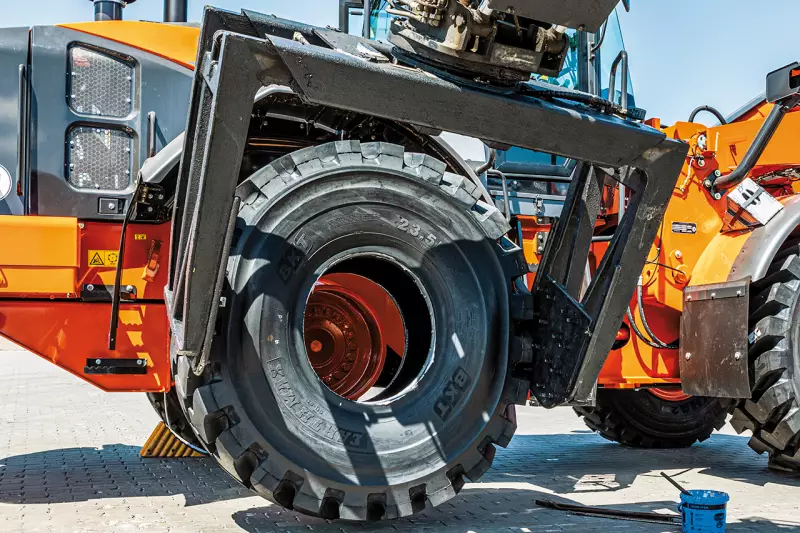 Mit rund 1,3 Mio. Artikeln im Bestand und über 200.000 m² Lagerfläche zählt die Bohnenkamp SE zu Europas führenden Großhändlern für Reifen, Räder und Fahrzeugbaukomponenten. Im EM-Sektor hält das Unternehmen mehrere Tausend Reifen in Größen von 20 bis 49 Zoll bereit und gewährleistet so eine verlässliche Liefersicherheit auch bei speziellen Profilen. Quelle: Bohnenkamp