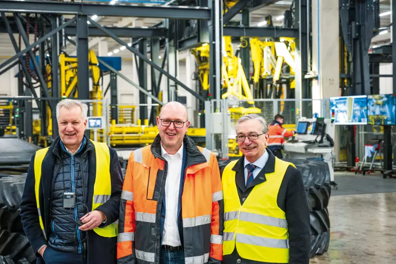 Im Rahmen des Pressegesprächs zum 75-jährigen Jubiläum präsentierten (v. l.) der Bohnenkamp Gesamtvertriebsleiter Thomas Pott, Logistikleiter Thomas Kettler und der Vorstandsvorsitzende Gregor Rüth zentrale Aspekte der Unternehmensentwicklung sowie strategische Perspektiven für die kommenden Jahre. Anschließend begleiteten sie die Teilnehmenden bei einer Führung durch das Logistikzentrum in Osnabrück und gaben Einblicke in die operativen Abläufe am Standort. Quelle: Bohnenkamp