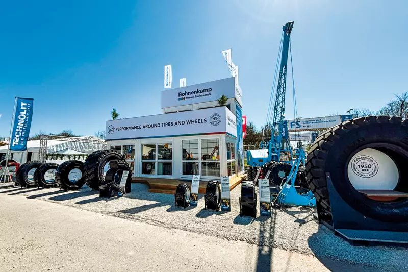 Mit aktuellen EM-Profilen, praxisnahen Demonstrationen und einem historischen Seilbagger zeigte Bohnenkamp auf der bauma die ganze Bandbreite seiner Reifenkompetenz. Quelle: Bohnenkamp