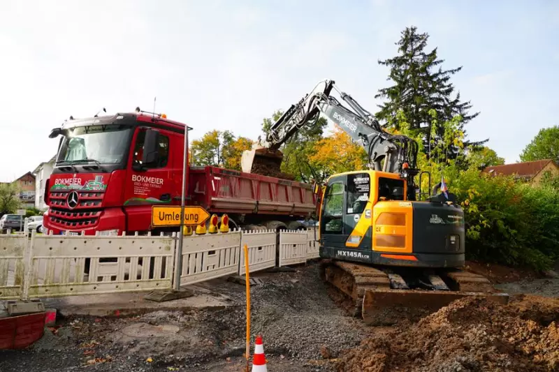 Hyundai HX145A CR von Bokmeier Bau auf einer Straßenbaustelle in Öhringen, hier muss sehr oft zwischen Schaufeln, Hammer und Anbauverdichter gewechselt werden.
