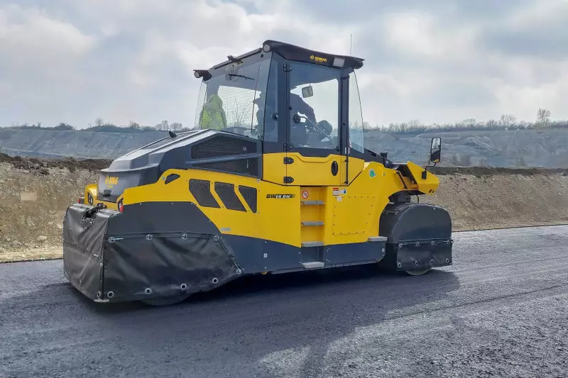 Die Bomag Gummiradwalze BW 18 RH lässt sich bis zu einem Einsatzgewicht von 18 Tonnen flexibel ballastieren.