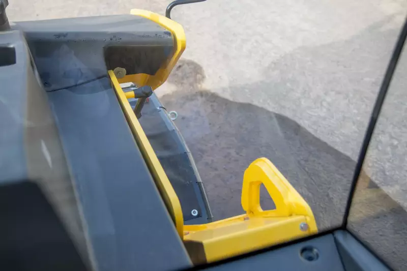 Die optimale Sicht auf die äußeren Reifenkanten erleichtert das Verdichten direkt an der Spurkante.