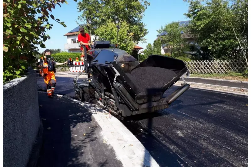 Der BF 200 mit 110 cm minimaler Einbaubreite bedient speziell die Bedürfnisse der Straßenfertigung im Innenstadtbereich. Sogar zwischen Gleisen kann er Asphalt einbauen.