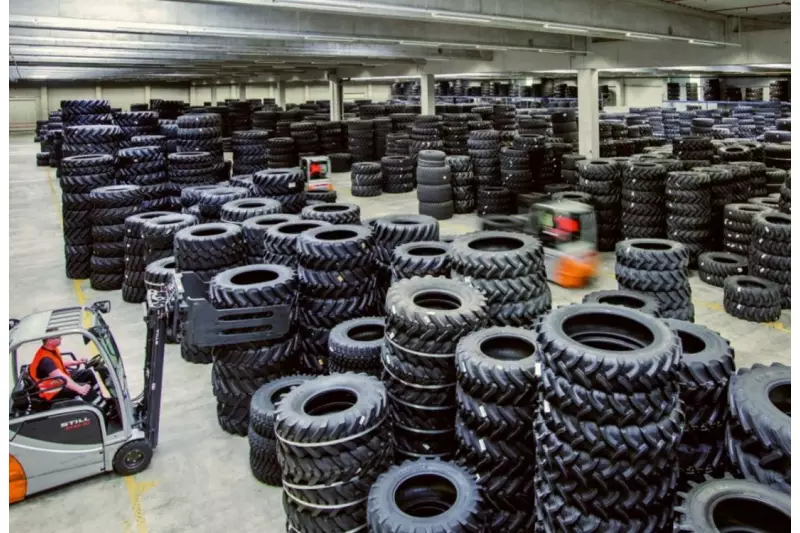 Im 2. Stock des Lagers stapeln sich die großen Reifen, die in kein Regal mehr passen, bis unter die Decke. Nach unten zur Auslieferung geht es per Lkw-großem Lastenaufzug.