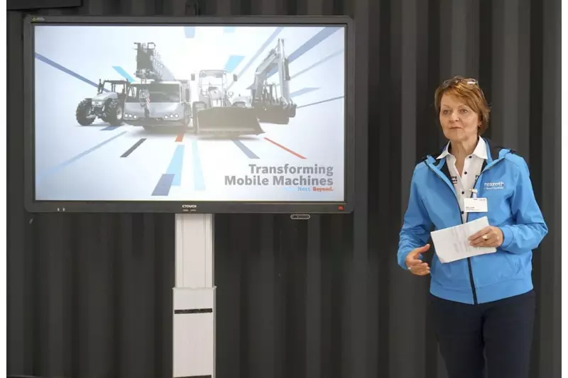 Silke Lang verantwortet das Marketing der Business Unit Mobile Hydraulics Bosch Rexroth. Sie präsentierte den geladenen Gästen Neuentwicklungen im Bereich Telematik, Elektrifizierung und Baggersteuerung. Quelle: Treffpunkt.Bau