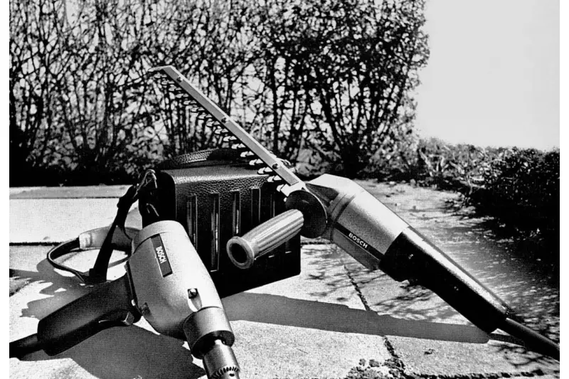 1969 hat Bosch Power Tools die ersten Akku-Elektrowerkzeuge auf den Markt
gebracht: eine Heckenschere sowie eine Bohrmaschine mit Akku zum Umhängen.
Die Batterie, ein Blei-Gel-Akku mit 12 Volt, wog damals noch 5,5 kg.