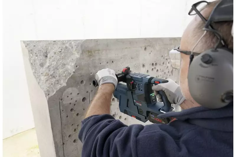 Im Rahmen der Pressekonferenz konnten die Teilnehmer den Werkzeug-Profis wortwörtlich „über die Schulter schauen“. Quelle: Treffpunkt.Bau