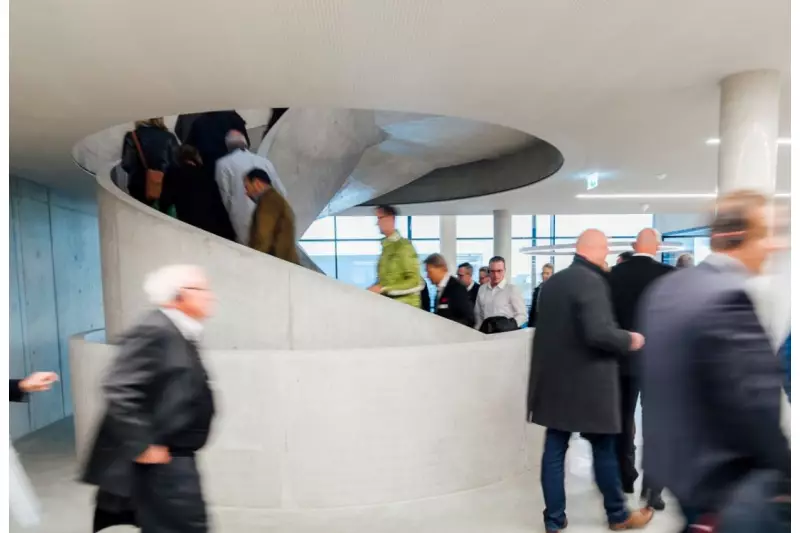 Wie im Taubenschlag: Besucher im Foyer des Coreum.