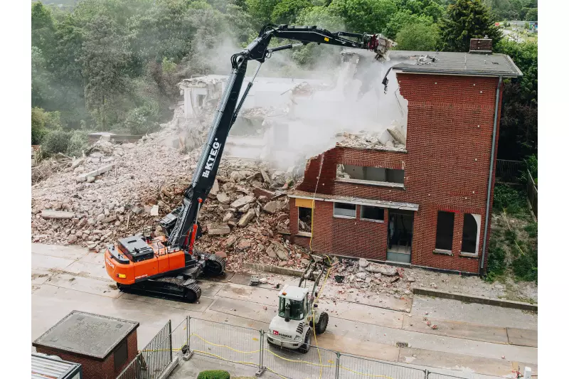 Sicherer Rückbau mit Distanz: Der Abbruch erfolgte mit größtmöglichem Abstand zur Bausubstanz.