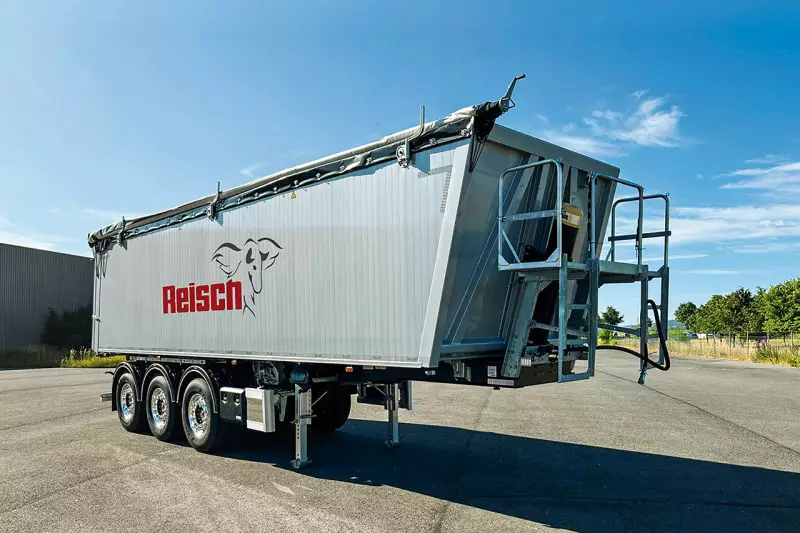 Der AluBox-R-Containerauflieger ist das vielseitigste Modell von Reisch und perfekt für den anspruchsvollen Speditionsbetrieb geeignet. Es stehen neun Typen mit Transportvolumina von 43 bis 57 m³ zur Auswahl, die sich jeweils noch individuell an die jeweiligen Transportaufgaben anpassen lassen. Quelle: Reisch-Fahrzeugbau
