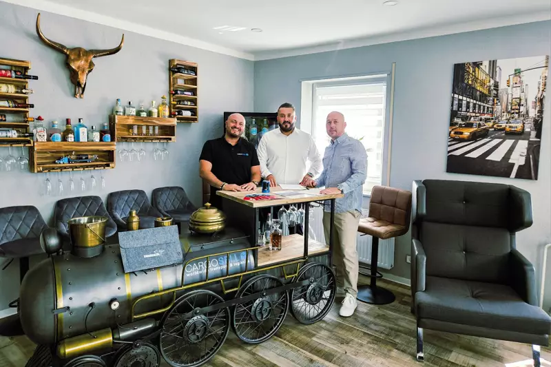 Eduard Zwetzich (l.) und Alexander Chetschik (r.), die beiden Geschäftsführer von CargoSell, mit Artur Neubauer, Geschäftsführer von Reisch-Fahrzeugbau, beim Unterzeichnen des Kaufvertrags. „Besonders beeindruckt hat uns die Flexibilität bei individuellen Wünschen sowie die schnelle Umsetzung“, sagen die Geschäftsführer von CargoSell. Quelle: CargoSell
